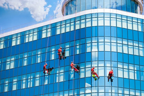 Workers washing windows in the office building — Stock Photo, Image