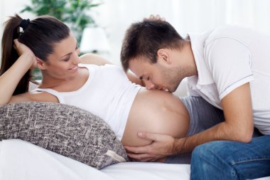 müstakbel baba onun doğmamış bebek öpüşme