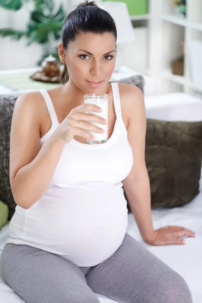 Donna incinta che beve latte — Foto Stock