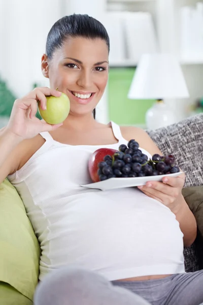 Donna incinta che mangia frutta — Foto Stock