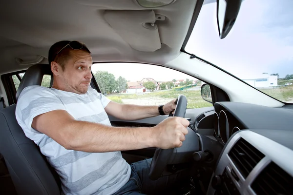 Homme conduisant voiture, excès de vitesse rapide . — Photo