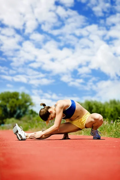 Atleta mulher alongamento — Fotografia de Stock
