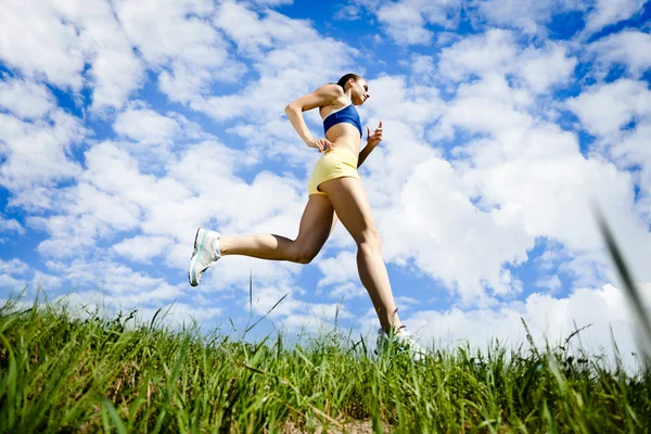 Junge Frau läuft im Freien — Stockfoto