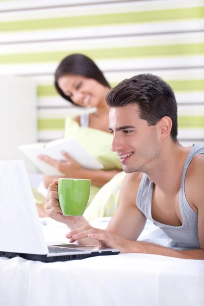 Freizeit im Bett — Stockfoto