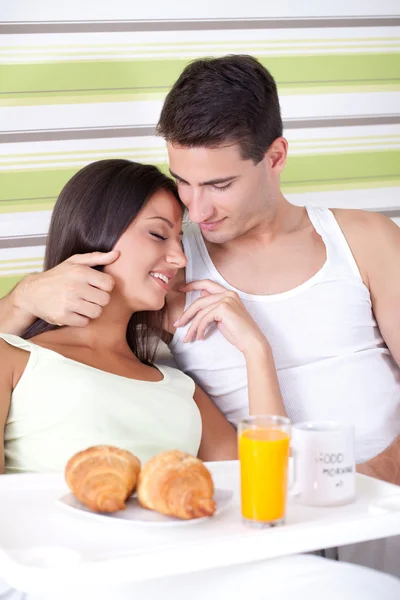 躺在床上吃早餐的深情夫妇 — 图库照片