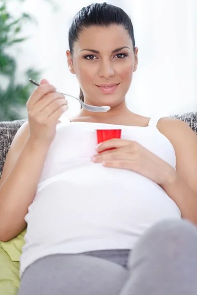 Pregnant woman having a healthy snack, fruit yogurt — Stock Photo, Image