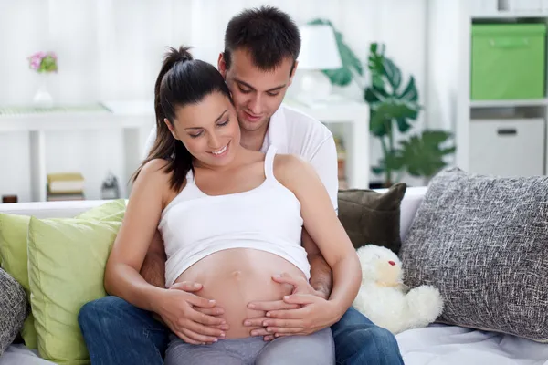 Pareja de padres jóvenes — Foto de Stock