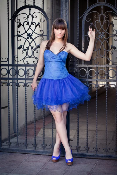 Mulher sensual em vestido azul — Fotografia de Stock