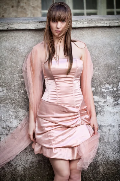 Retrato mulher bonita com vestido elegante — Fotografia de Stock
