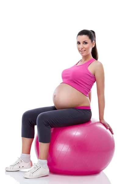 Femme enceinte assis sur le ballon de fitness — Photo