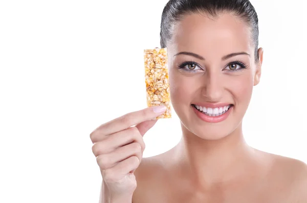 Jeune femme avec bar muesli — Photo