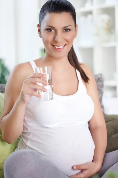 Schwangere trinkt Wasser — Stockfoto