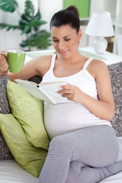 Беременная женщина отдыхает дома — стоковое фото