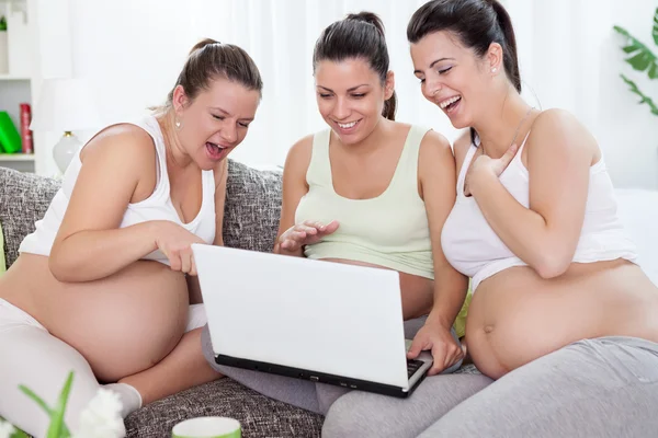 幸福孕妇用的笔记本电脑 — 图库照片
