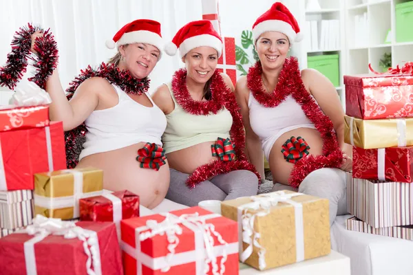 Gravid kvinna med julklappar — Stockfoto