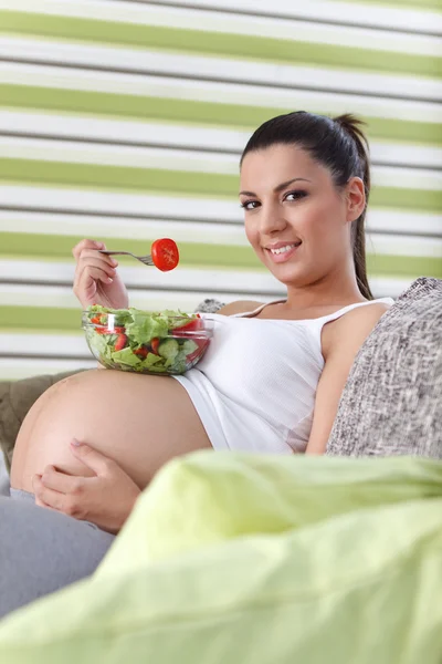 Söt gravid kvinna äta sallad — Stockfoto