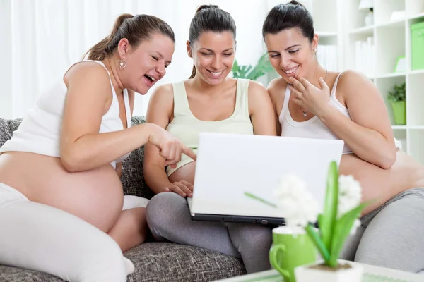 Extatische vrouwen met laptop — Stockfoto