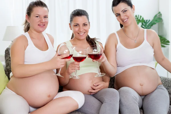 Tres mujeres embarazadas bebiendo vino — Foto de Stock