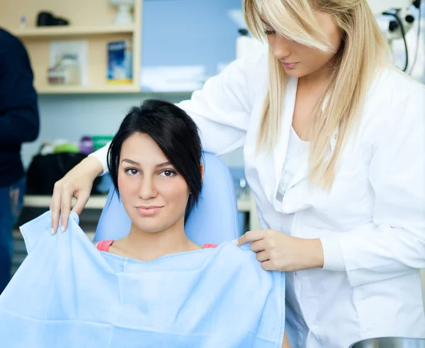 Dentistas assistente e paciente do sexo feminino — Fotografia de Stock