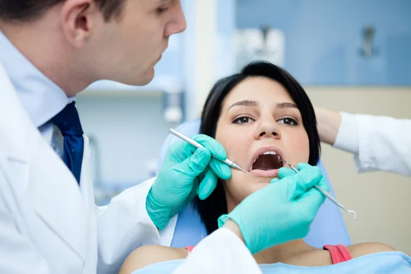 Examining teeth — Stock Photo, Image