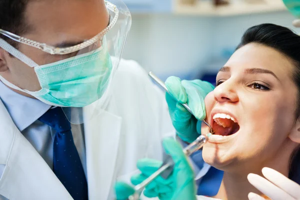 El paciente recibe una inyección en el dentista — Foto de Stock