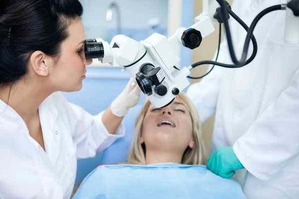 Οδοντίατρος ασθενής εξέταση με μικροσκόπιο — Φωτογραφία Αρχείου