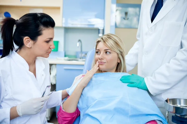 Пациент жалуется на зубную боль — стоковое фото