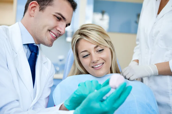 Dentista mostrando amostra de dentes — Fotografia de Stock
