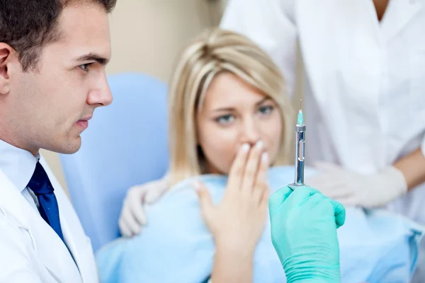 Terrified patient at the dentist — Stock Photo, Image