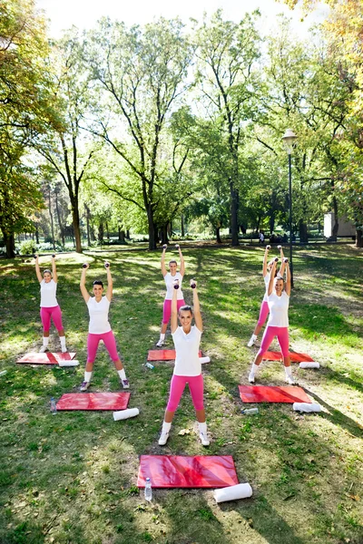 Grupo de mujeres de entrenamiento — Foto de Stock