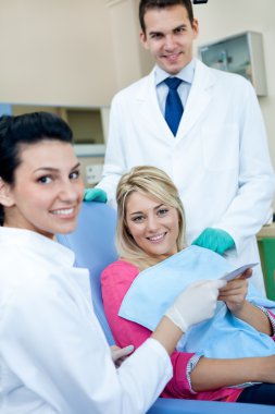 diş hekimi ekip hasta ile
