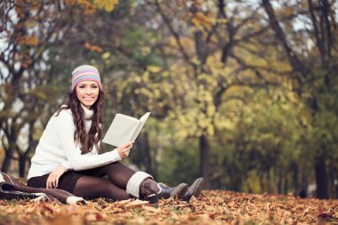 sonbahar Park kitap kadınla