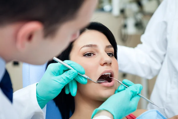 Zahnärztliche Untersuchung — Stockfoto