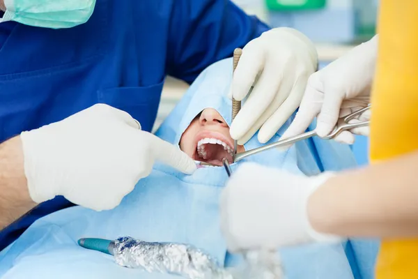 Cirurgia dentária — Fotografia de Stock