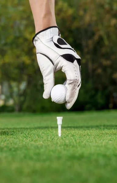 Golfer hand and ball — Stock Photo, Image