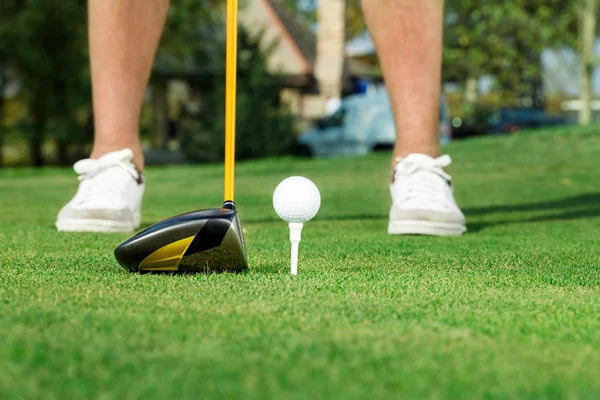 Golfista pronto a tee off — Foto Stock