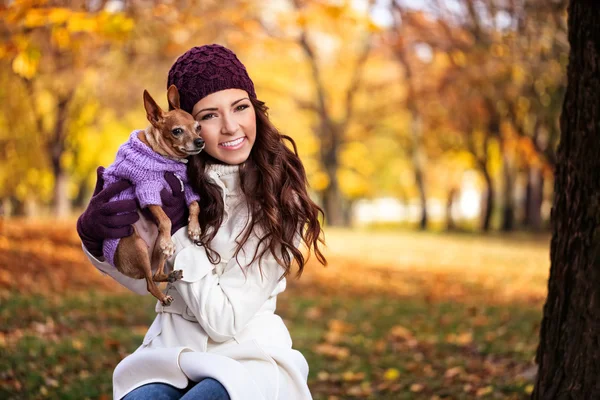 Glad kvinna med hennes hund — Stockfoto