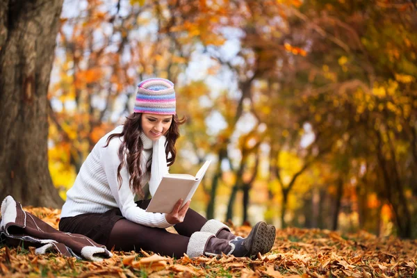 Hermosa chica con libro en el parque de otoño —  Fotos de Stock