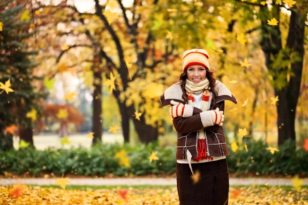 Mujer de pie bajo el árbol de otoño — Foto de Stock