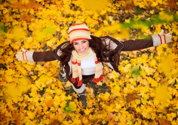 Mulher feliz jogando no outono — Fotografia de Stock