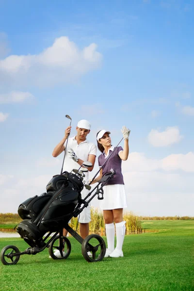 Casal jogando golfe no clube — Fotografia de Stock