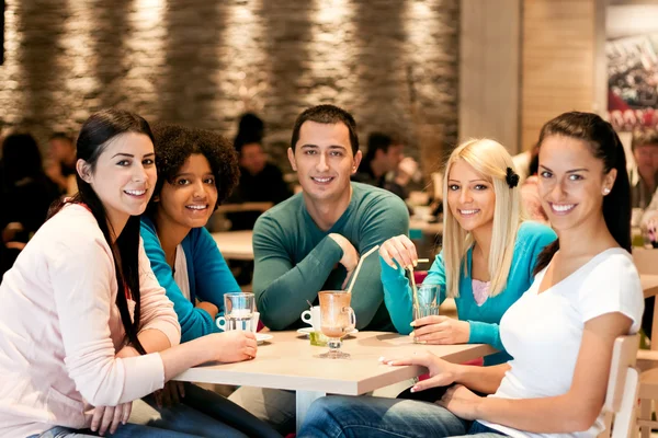 Group of teenagers in cafe — Stock Photo, Image