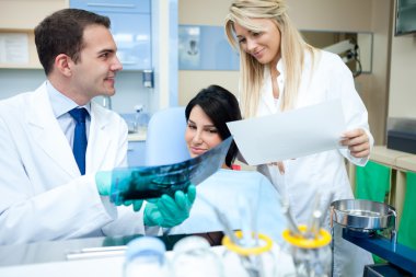 diş hekimi gösteren röntgen