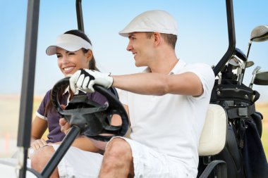 Golf oynarken mutlu genç Çift