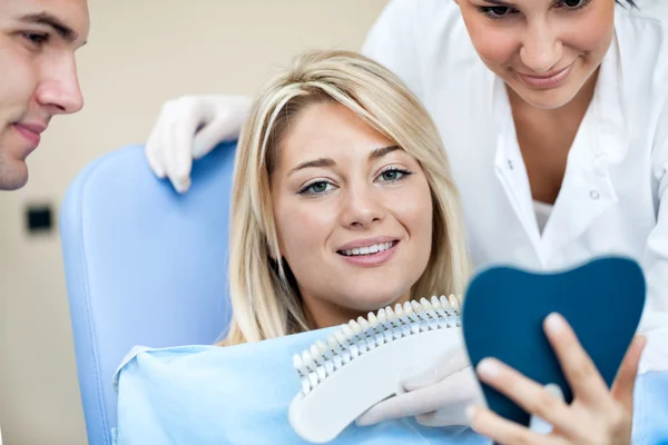 Comparing patient teeth — Stock Photo, Image