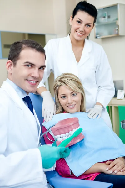 Dentist teaching to brush teeth — Stock Photo, Image