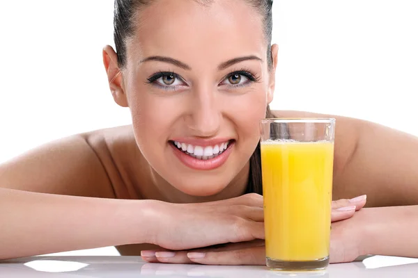 Усміхнена жінка з апельсиновим соком — стокове фото