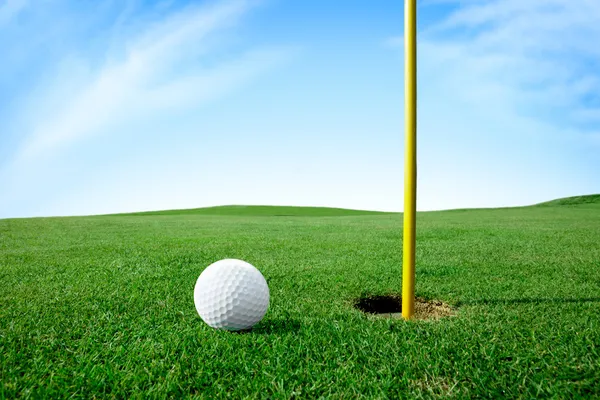 Palla da golf foro successivo — Foto Stock