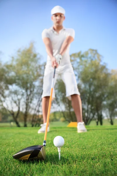 Homem no campo de golfe — Fotografia de Stock