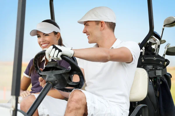 Jovem casal feliz no campo de golfe — Fotografia de Stock